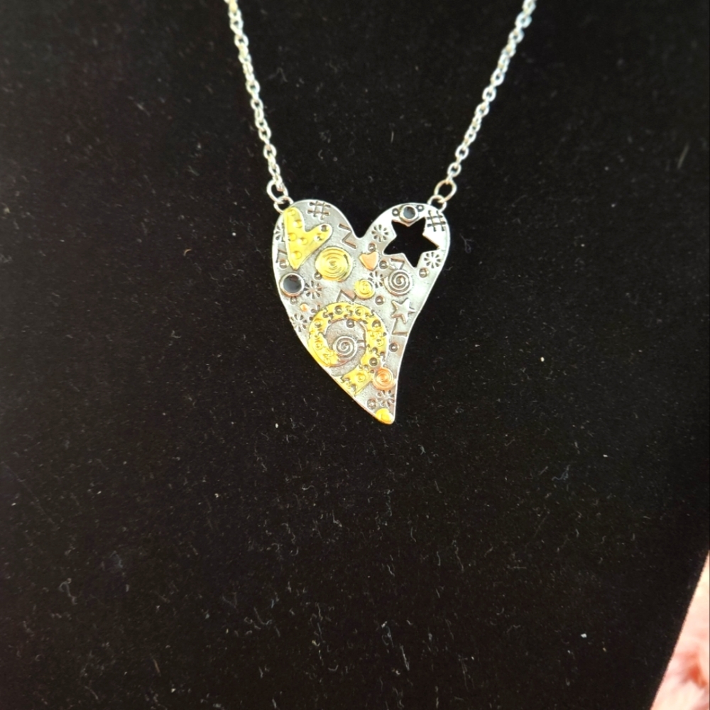 NWOT! Hammered silvertone goldtone & coppertone heart statement necklace (G41)